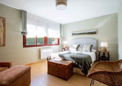 habitación amplia como cama doble en casa de uso turístico en riaza