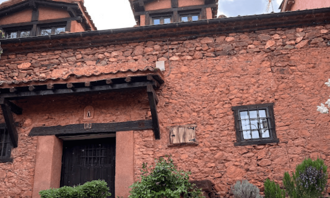 Descubre los pueblos rojos y negros de Segovia, con rutas de senderismo y BTT